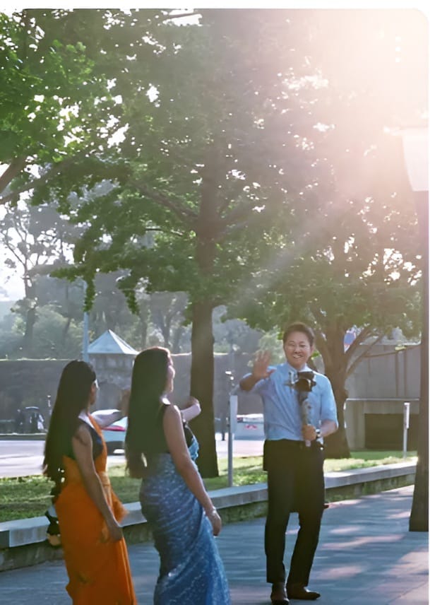 Women Dance ‘Badi Mushkil,’ But Cameraman Steals the Spotlight