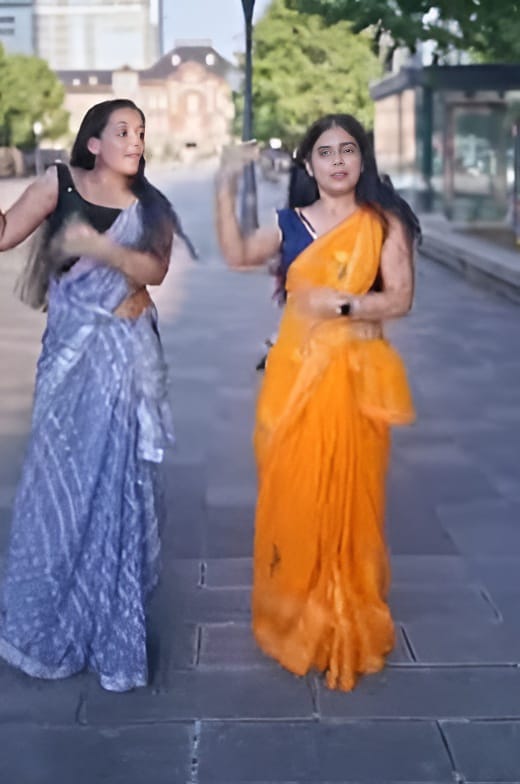 Women Dance ‘Badi Mushkil,’ But Cameraman Steals the Spotlight