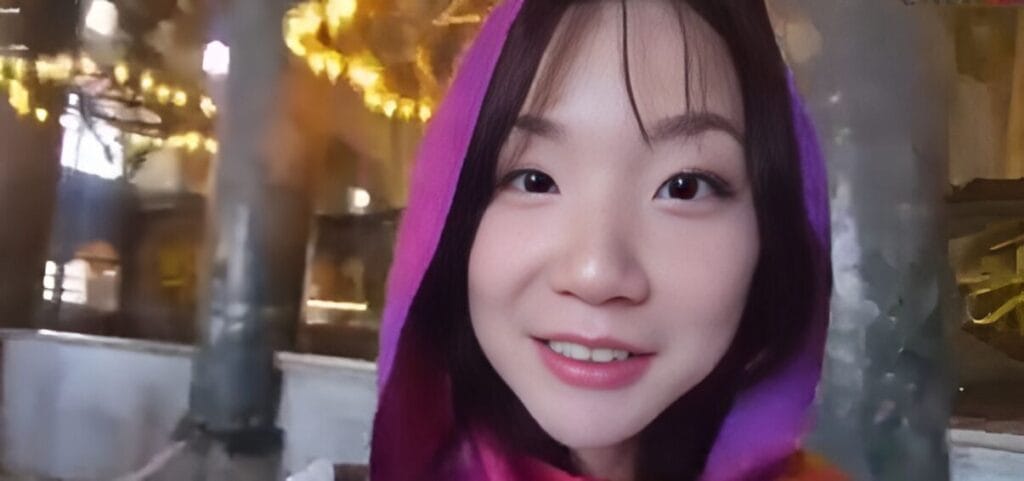 South Korean Woman Learns Cultural Lesson in Turkey After 'Peace Sign'