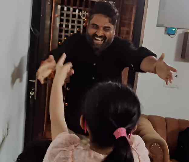 Kids Dance to ‘Aapke Aa Jaane Se’ to Welcome Their Father Home