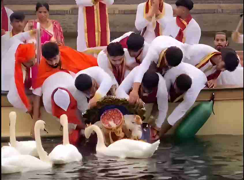 Ganesh Visarjan in London Goes Viral, Sparks Controversy Online