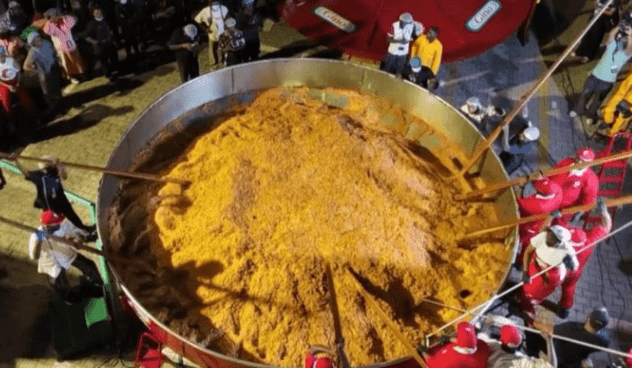 Pot Collapses as Nigerian Chef Attempts to Cook Largest Jollof Rice Dish