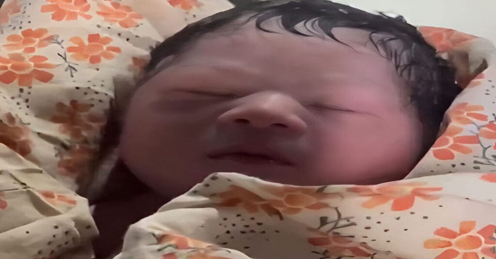 Mumbai Man Assists Woman in Delivering Baby on Train Platform with Doctor’s Guidance Over Video Call