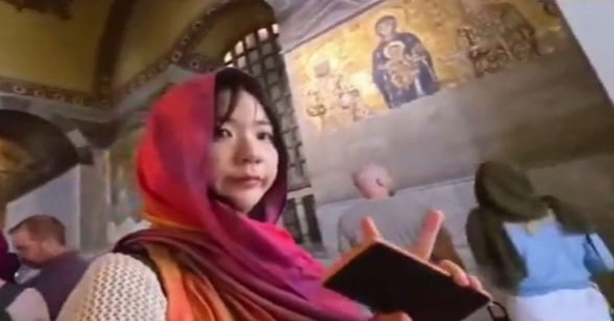 South Korean Woman Learns Cultural Lesson in Turkey After 'Peace Sign'