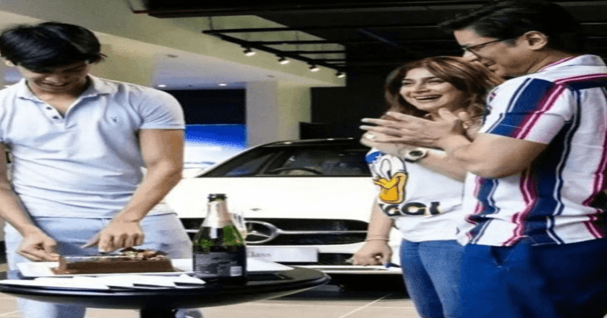 Famous Singer Buys Mercedes-Benz E-Class, Surprises Showroom Staff With a Song