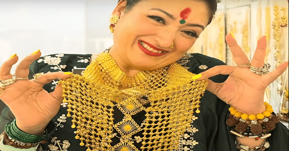 Sunita Ahuja Shows Off Gold Necklace Gifted by Govinda on Karw Chauth"Sona Kitna Sona Hai"
